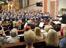 Chór z Brunszwiku i orkiestra Filharmonii Koszalińskiej  pod dyrekcją Elke Lindemann. 