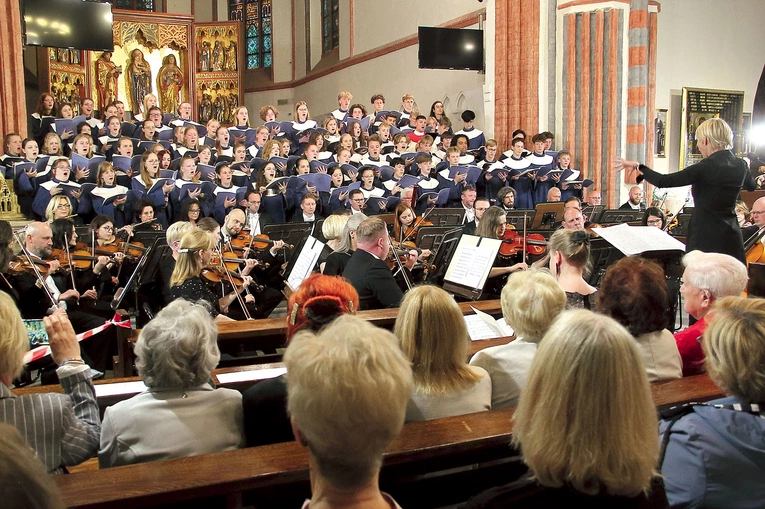 Chór z Brunszwiku i orkiestra Filharmonii Koszalińskiej  pod dyrekcją Elke Lindemann. 