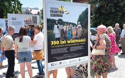  Plansze  ze zdjęciami i opisami obok kościoła Świętych Apostołów  Piotra i Pawła.