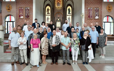  Wspólne zdjęcie w sanktuarium Matki Bożej Dobrej Drogi w Gliwicach. 