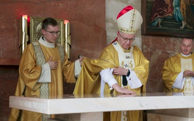 Namaszczenie ołtarza jest elementem konsekracji świątyni. 