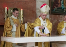  Namaszczenie ołtarza jest elementem konsekracji świątyni. 