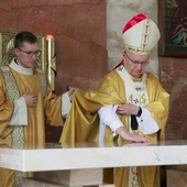  Namaszczenie ołtarza jest elementem konsekracji świątyni. 
