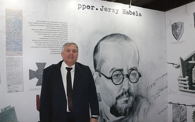 Wojciech Habela przy wizerunku swojego ojca – ppor. Jerzego Habeli „Konrada”. 