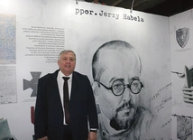 Wojciech Habela przy wizerunku swojego ojca – ppor. Jerzego Habeli „Konrada”. 
