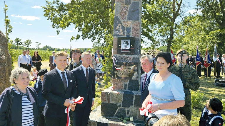 Moment odsłonięcia momnumentu w Jaszowicach.