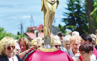 Po Mszy św. odbywa się procesja  za krzyżem słynącym z łask. 