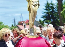 Po Mszy św. odbywa się procesja  za krzyżem słynącym z łask. 