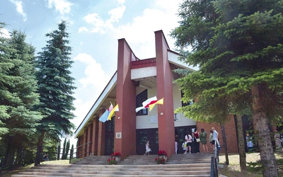 Świątynia została wybudowana w latach 1984–1993 staraniem ks. Ireneusza Wiktorowicza.