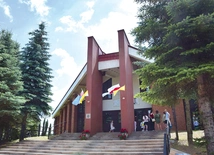Świątynia została wybudowana w latach 1984–1993 staraniem ks. Ireneusza Wiktorowicza.
