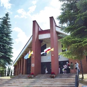 Świątynia została wybudowana w latach 1984–1993 staraniem ks. Ireneusza Wiktorowicza.