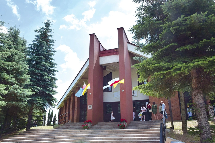 Świątynia została wybudowana w latach 1984–1993 staraniem ks. Ireneusza Wiktorowicza.