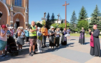 Pątnikom błogosławieństwa udzielił  bp Marek Solarczyk.