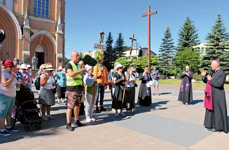Pątnikom błogosławieństwa udzielił  bp Marek Solarczyk.