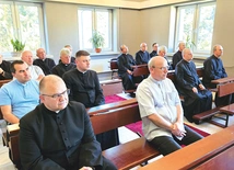 Uczestnicy uważnie słuchali nauk rekolekcyjnych.