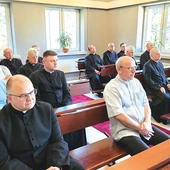 Uczestnicy uważnie słuchali nauk rekolekcyjnych.