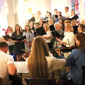 Śpiewy prowadzili chór Całym Sercem z parafii Chrystusa Króla w Radomiu oraz Schola Rodziców i schola dziecięco-młodzieżowa z parafii w Jedlni--Letnisku. 