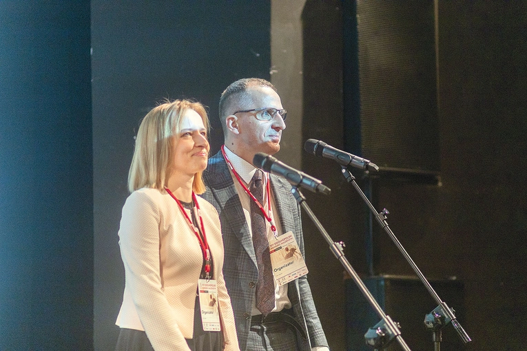 Joanna  i Artur Bednarscy są małżeństwem z 19-letnim  stażem i rodzicami  trzech córek. Formują się w Domowym Kościele. 