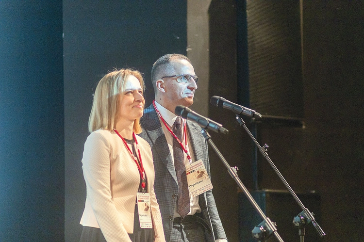 Joanna  i Artur Bednarscy są małżeństwem z 19-letnim  stażem i rodzicami  trzech córek. Formują się w Domowym Kościele. 