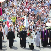Wejście brzesko-bocheńskiej grupy. Przewodnik ks. Marcin Natonek niesie dla Maryi bukiet czerwonych róż i jedną złotą.
