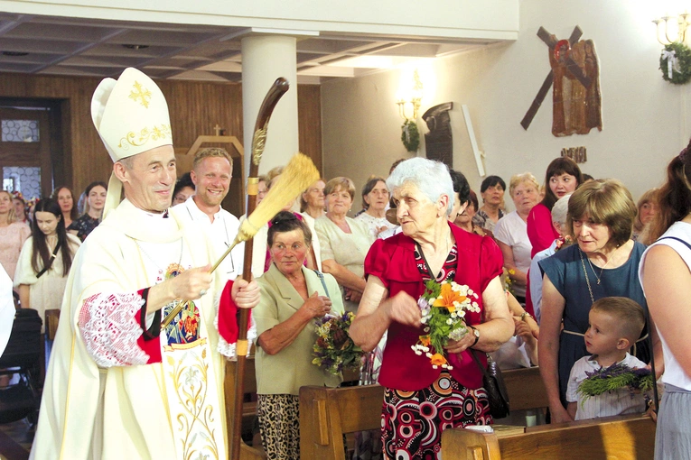 Na nowe stulecie pobłogosławił łysogórzanom bp Stanisław Salaterski. 