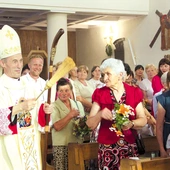Na nowe stulecie pobłogosławił łysogórzanom bp Stanisław Salaterski. 