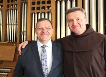  W dniu odebrania świadectwa  ze swoim rodzonym  bratem  o. Izydorem,  który jest  dla niego  jak ojciec.  To on otworzył przed nim świat muzyki. Rozmawiają  ze sobą codziennie.