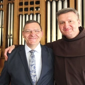  W dniu odebrania świadectwa  ze swoim rodzonym  bratem  o. Izydorem,  który jest  dla niego  jak ojciec.  To on otworzył przed nim świat muzyki. Rozmawiają  ze sobą codziennie.