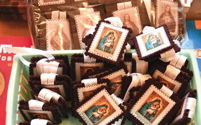 Przy nakładaniu szkaplerza kapłan prosi o codzienne zwracanie się do Matki Najświętszej,  najlepiej modlitwą „Pod Twoją obronę”. 