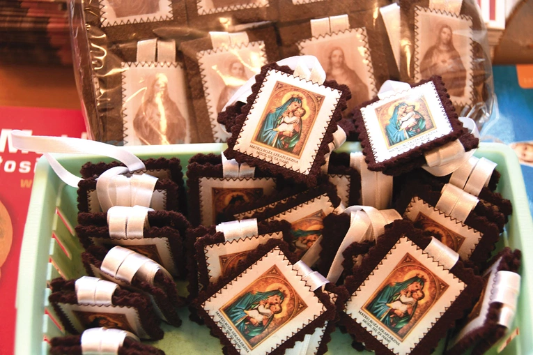 Przy nakładaniu szkaplerza kapłan prosi o codzienne zwracanie się do Matki Najświętszej,  najlepiej modlitwą „Pod Twoją obronę”. 