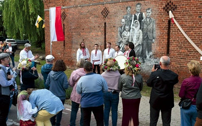  Białków zajmuje szczególne miejsce na mapie kulturalnej ziemi lubuskiej ze względu na zachowaną i pielęgnowaną kulturę kresową Polesia. Do tej pory wielu mieszkańców posługuje się językiem poleskim. W trakcie etnograficznych świąt – np. „Jak to z chlebem było” oraz „Jak to z babą było” – mieszkańcy nie tylko noszą tradycyjne stroje, ale także prezentują kresową kuchnię i muzykę.  