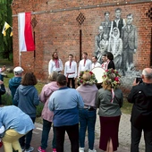  Białków zajmuje szczególne miejsce na mapie kulturalnej ziemi lubuskiej ze względu na zachowaną i pielęgnowaną kulturę kresową Polesia. Do tej pory wielu mieszkańców posługuje się językiem poleskim. W trakcie etnograficznych świąt – np. „Jak to z chlebem było” oraz „Jak to z babą było” – mieszkańcy nie tylko noszą tradycyjne stroje, ale także prezentują kresową kuchnię i muzykę.  