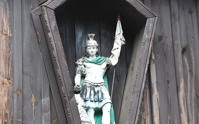Przy świątyni jest dzwonnica z figurą św. Floriana. 