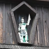 Przy świątyni jest dzwonnica z figurą św. Floriana. 