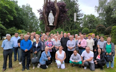 Pielgrzymi ze swoim rodakiem ks. Franciszkiem Zygadlińskim, który jest kustoszem sanktuarium w Charłupi Małej.