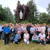 Pielgrzymi ze swoim rodakiem ks. Franciszkiem Zygadlińskim, który jest kustoszem sanktuarium w Charłupi Małej.