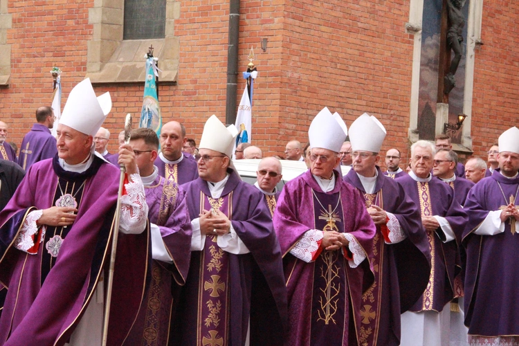 Tarnów. Ostatnie pożegnanie bp. Władysława Bobowskiego