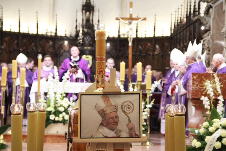 Tarnów. Ostatnie pożegnanie bp. Władysława Bobowskiego