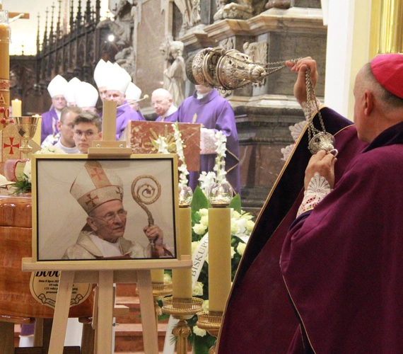 Tarnów. Ostatnie pożegnanie śp. bp. Władysława Bobowskiego