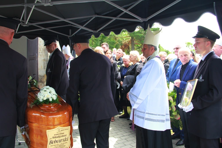 Tropie. Pogrzeb bp. Władysława Bobowskiego