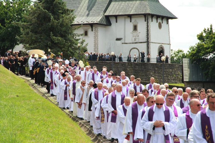 Tropie. Pogrzeb bp. Władysława Bobowskiego