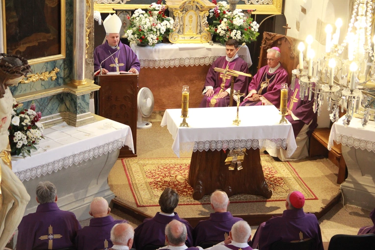 Tropie. Pogrzeb bp. Władysława Bobowskiego