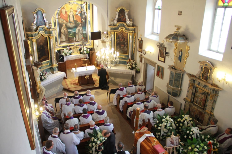 Tropie. Pogrzeb bp. Władysława Bobowskiego