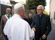 Papieża Leona XIV wita ks. Tadeusz Rozmus