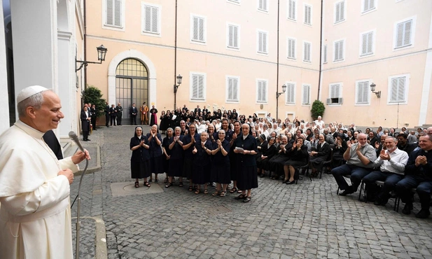 Podczas spotkania na dziedzińcu pałacu w Castel Gandolfo