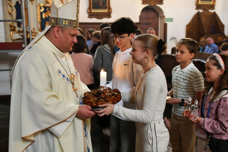 Doświadczenia żywego Kościoła w konkretnym miejscu i czasie