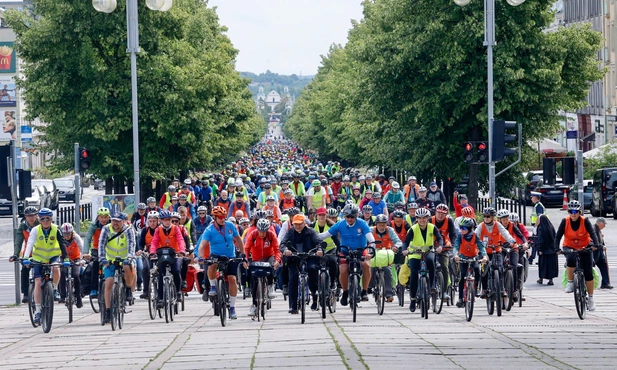 Rowerowi pielgrzymi wjeżdzają na Jasną Górę