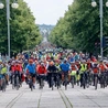 Rowerowi pielgrzymi wjeżdzają na Jasną Górę