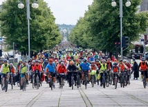 Rowerowi pielgrzymi wjeżdzają na Jasną Górę