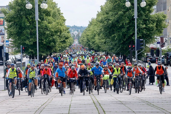 Rowerowi pielgrzymi wjeżdzają na Jasną Górę